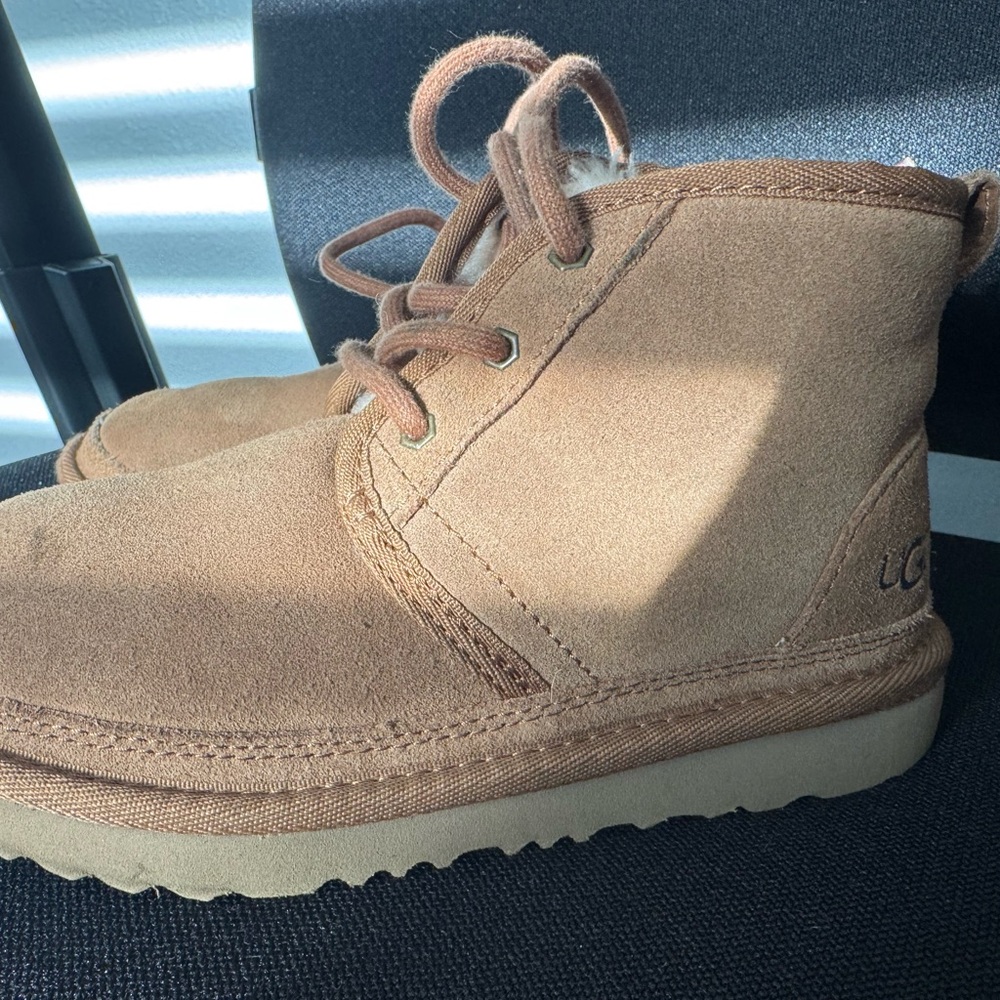 Kids boys UGG Neumal shoes size 1